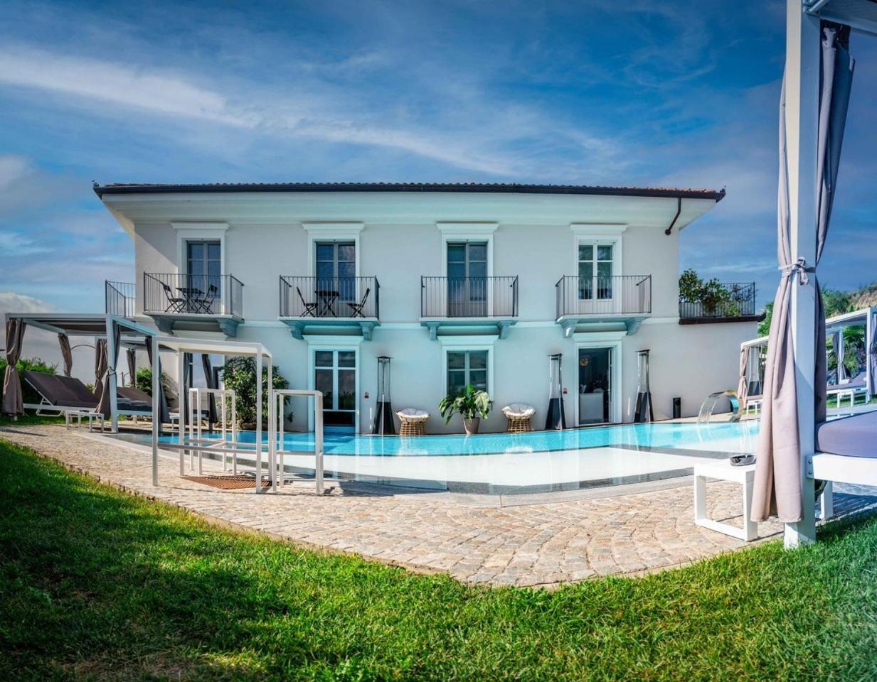 Villa Nonna Cicci Boutique Hotel - SPA Cisterna dʼAsti Esterno foto